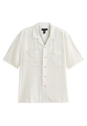 Biała lniana koszula z krótkim rękawem i spiczastym kołnierzykiem, z dwoma przednimi kieszeniami i zapięciem na guziki z przodu. Gładka faktura.