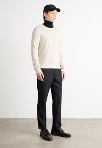 Calvin Klein STRUCTURE SWEATER - Strikkegenser - stony beige