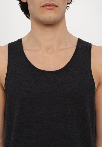 Débardeur noir sans manches en tissu doux et texturé ; il présente un col rond et une coupe ajustée.
