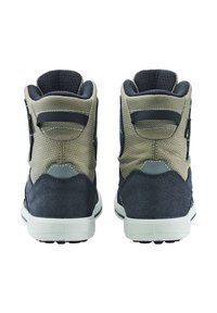Hoge sneakers met een combinatie van marineblauwe suede en olijfgroene textuurstof, verstevigde hak en rubberen zool met een profiel voor grip.