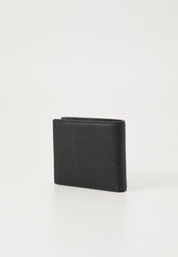 Sort læderpung med tekstureret overflade, dobbeltfoldet design og synlig syning. Kompakt form med afrundede hjørner.