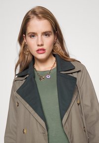 Vero Moda Petite VMGAVA DRESS - Vestido de dia - laurel wreath