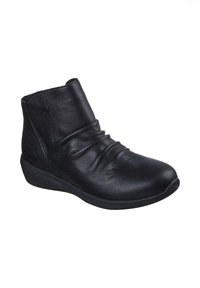 Botines de cuero negro con acabado texturizado, con material superior fruncido, punta redonda y pequeño tacón.