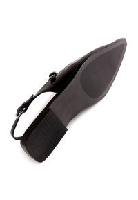 Zapato de charol negro tipo slingback con puntera puntiaguda, tira delgada ajustable y suela de goma texturizada para mayor agarre.