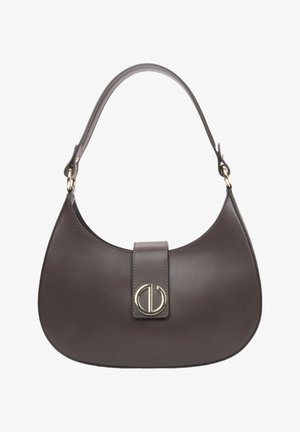 Skórzana torba na ramię w ciemnym brązie o zaokrąglonym kształcie, z przednią klapą i okrągłym elementem metalowym w złotym kolorze. Gładka tekstura.