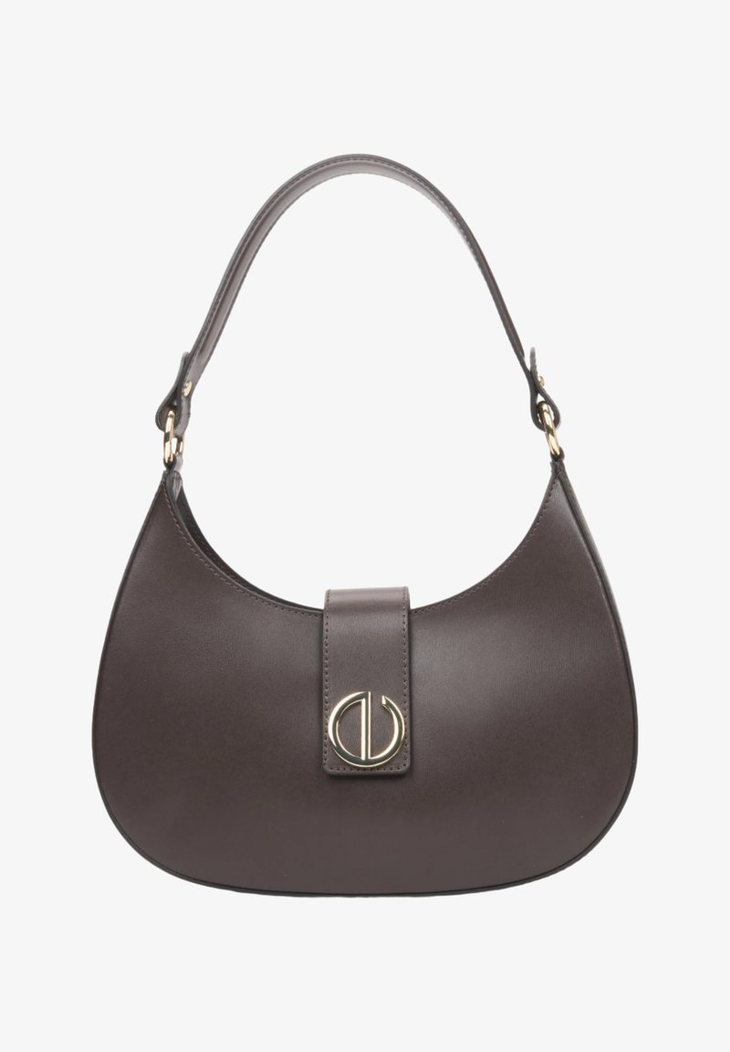 Skórzana torba na ramię w ciemnym brązie o zaokrąglonym kształcie, z przednią klapą i okrągłym elementem metalowym w złotym kolorze. Gładka tekstura.