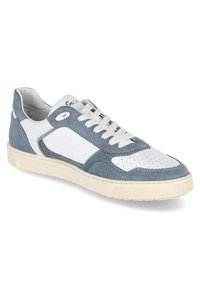 Weiße und blaue lässige Sneaker mit durchlöchtem Zehenbereich, weißen Schnürsenkeln und beiger Sohle, schräg links, isoliert auf weißem Hintergrund.