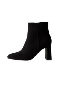 Stivale alla caviglia in suede nero con punta appuntita, cucitura laterale e tacco rettangolare chunky. Texture liscia, design minimalista.