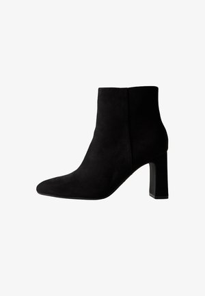 Svart mocka ankelboot med spetsig tå, sidoseam och chunky rektangulär klack. Slät textur, minimalistisk design.