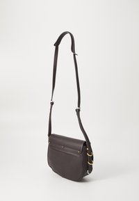 Σκούρο καφέ δερμάτινη τσάντα ώμου με μαγνητικό καπάκι, χρυσά μεταλλικά στοιχεία και ρυθμιζόμενο λουρί. Διαθέτει μπροστινή τσέπη και υφή στην επιφάνεια.