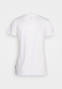 Valge puuvillane T-särk klassikalise ümarakaelusega, lühikeste varrukatega ja sirge äärega. Omab sileda tekstuuri ja minimalistlikku disaini.