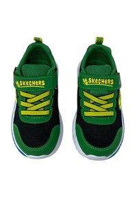 Grønne og sorte børnesneakers med netoverdel, gule snørebånd og velcrorem, med 'Lil Skechers' logo i gult.