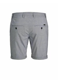 Shorts pour hommes à carreaux gris avec poches arrière boutonnées et passants pour ceinture, vus de dos sur un fond blanc.