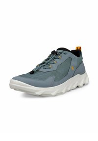 Scarpe sportive grigie con pannelli in rete e dettagli testurizzati. Presentano una suola bianca, un colletto nero e accenti arancioni. Sistema di allacciatura regolabile.