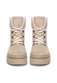 Botine bej până la gleznă, cu căptușeală din blană artificială, cu ochiuri metalice și șireturi albe. Talpa platformă este texturată și robustă, oferind stabilitate.