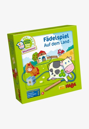 Kinderspielset zum Auffädeln mit Holzformen von Bauernhoftieren, Schnur und Nadel, mit Abbildungen einer Kuh, eines Pferdes, eines Stalls und eines Traktors.