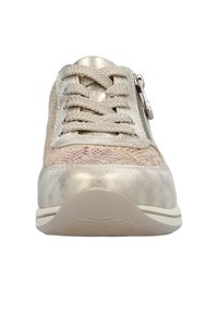 Baskets avec une finition métallique dorée, dotées d'un motif en cuir de serpent texturé, de lacets traditionnels et d'une fermeture éclair sur le côté pour un enfilage facile.