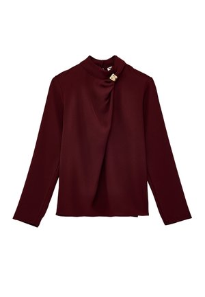 Bordowa bluzka z długim rękawem o wysokim dekolcie, z marszczonym przodem i małą ozdobną złotą klamrą na kołnierzyku.