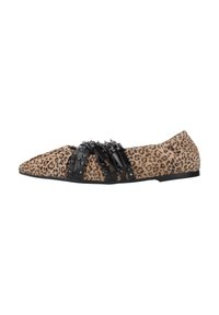 Scarpa piatta con stampa leopardata, punta affusolata, cinghie nere borchiate sul davanti e suola nera piatta per un tocco elegante.