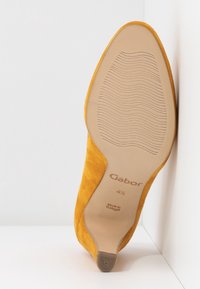 Gabor Escarpins à talons hauts - yellow