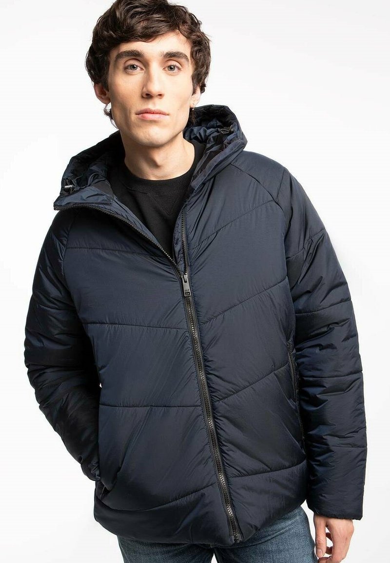 Granatowa kurtka puchowa z kapturem, zapinana na zamek, o pikowanej fakturze. Posiada elastyczne mankiety, boczne kieszenie oraz gładkie wykończenie.