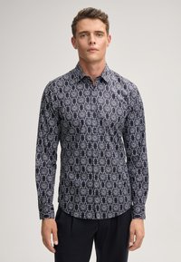 Langsleeve shirt in marineblauw met een wit bloemmotief. Voorzien van een button-down kraag en een standaard pasvorm. Gemaakt van gladde katoenstof.