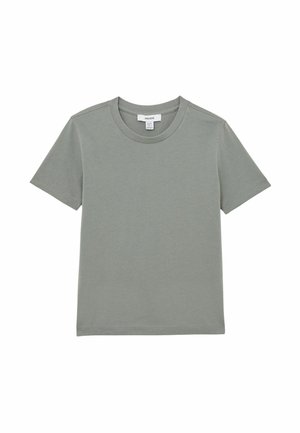 Prosta koszulka z krótkim rękawem i okrągłym dekoltem w stonowanym szałwiowym zielonym kolorze, ułożona płasko z widoczną metką marki przy kołnierzu.