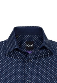 Marineblauses Hemd mit einem kleinen Karo-Muster in Hellblau. Klassischer Kragen, Knopfleiste und reguläre Passform. Etikett zeigt Größe 38.