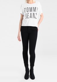 Tommy Jeans T-shirt med print - white