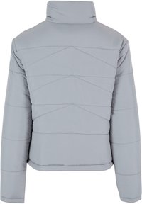 Jachetă puf gri cu guler înalt, model matlasat orizontal și manșete elasticizate. Textură netedă și design scurt.