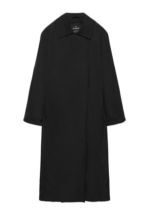 Długi czarny płaszcz z szerokim kołnierzem, długimi rękawami i ukrytym zapięciem z przodu, wykonany z gładkiej tkaniny.
