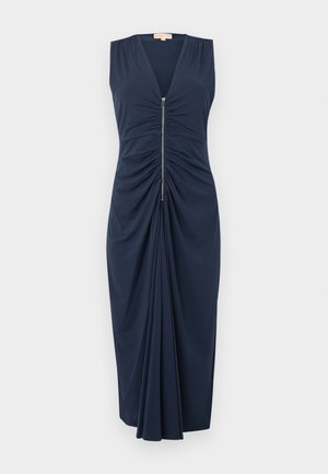 Midi haljina tamnoplave boje bez rukava s V-izrezom, prednjim patentnim zatvaračem i naboranim detaljima tkanine koji stvaraju naborani efekt središnje linije.
