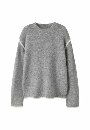 Pull gris en maille à manches longues, col rond avec une finition blanche discrète sur les coutures des manches, les poignets et l’ourlet.
