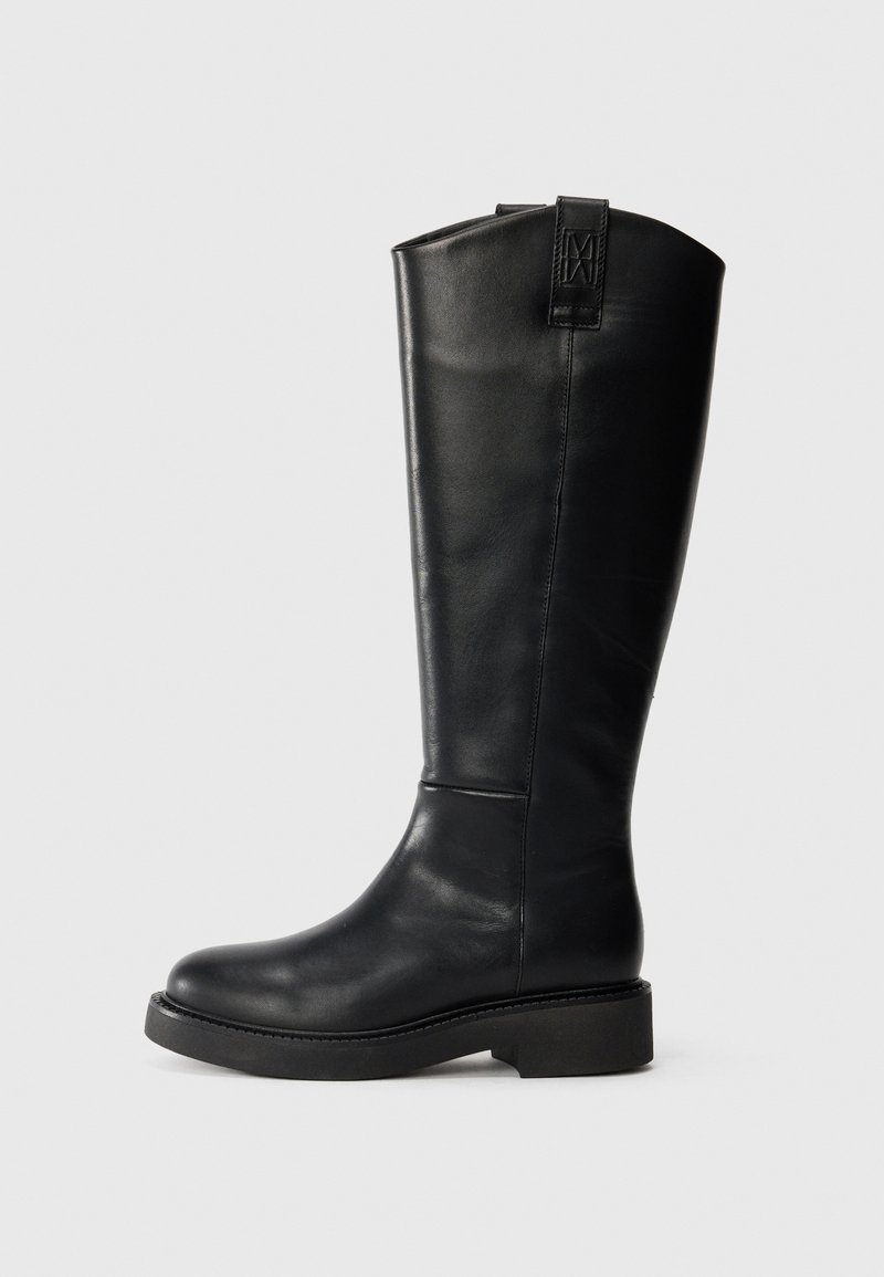 Sorte læder knæhøje støvler med rund tå, kraftig sål, minimal syning og et logo-accent bagpå. Glat tekstur.