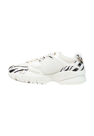 Sneaker bianca con pannelli in mesh e strisce zebrate nere su punta, tallone e dettagli superiori, con suola spessa e chiusura con lacci.