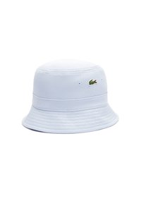 Sombrero tipo bucket de color azul claro, fabricado en tejido texturizado, con un logo bordado en verde en el lateral y un ala ancha y plana.