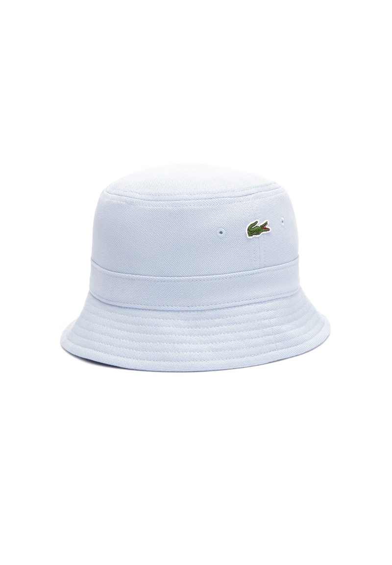 Sombrero tipo bucket de color azul claro, fabricado en tejido texturizado, con un logo bordado en verde en el lateral y un ala ancha y plana.