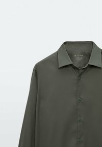 Donkergroen langemouwen shirt van glad katoen, met een knoopsluiting aan de voorkant en een klassieke kraag met bijpassende knopen.