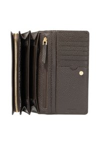 Portafoglio in pelle marrone con superficie testurizzata, diverse fessure per carte, un compartimento con zip e chiusura a bottone a scatto.