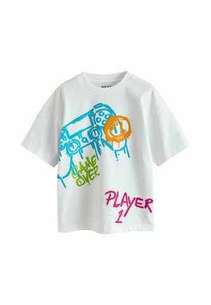 Biała koszulka z krótkim rękawem z niebieskim kontrolerem do gier wideo, pomarańczową uśmiechniętą buźką, zielonym napisem "Game Over" oraz różowym napisem "Player 1".