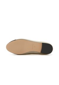 Schuhsohle in einem hellbeigen Farbton mit feiner Textur, versehen mit einem schwarzen Akzent an der Ferse. Mit "MADE IN ITALY" und Größe 37 geprägt.