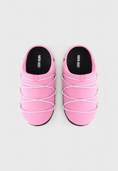 Ροζ παπούτσια τύπου slip-on με υφή στο επάνω μέρος, ελαστικά κορδόνια και μαύρη, σχεδιασμένη εσωτερική σόλα. Ελαφρύς και στρογγυλεμένος σχεδιασμός.