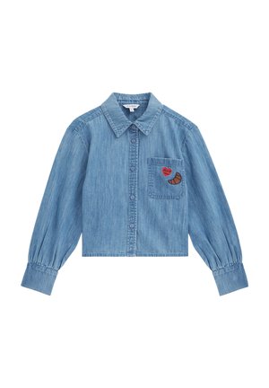 Chemise en denim bleu clair à boutons avec manches longues, poche poitrine ornée d'un cœur rouge et d'un écusson croissant.