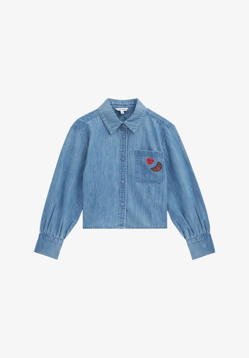 Chemise en denim bleu clair à boutons avec manches longues, poche poitrine ornée d'un cœur rouge et d'un écusson croissant.