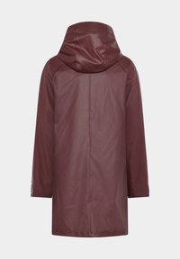 Bordeaux waterdichte jas met een kap, zachte textuur, verlaagde schouders en een middenlange snit. Heeft een rechte pasvorm met minimale details.