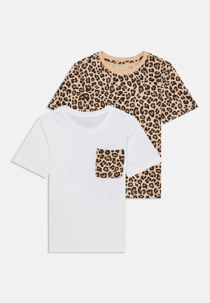 Zwei kurzärmlige T-Shirts: eines in Weiß mit einer Leoprint-Tasche und das andere in Beige mit schwarzen Leopardenflecken. Beide aus weichem Baumwollstoff.