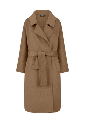 Brązowy płaszcz z paskiem, wykonany z teksturowanej tkaniny, z szerokim kołnierzem, długimi rękawami i prostym fasonem. Brak widocznych zapięć.
