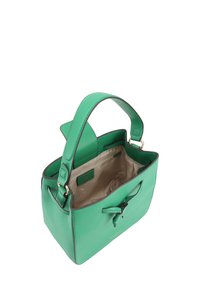 Groene leren handtas met een gladde textuur, een gestructureerde vorm, dubbele handvatten en een contrasterende beige binnenkant. Voorzien van een binnenzak.