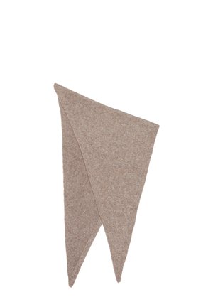 Hellbrauner gestrickter dreieckiger Schal, gefaltet mit langen spitz zulaufenden Enden auf weißem Hintergrund.
