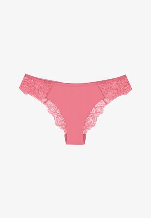 Růžové dámské spodní prádlo ve stylu bikin s krajkovými detaily po stranách a na okrajích, přední část z hladké tkaniny, na bílém pozadí.
